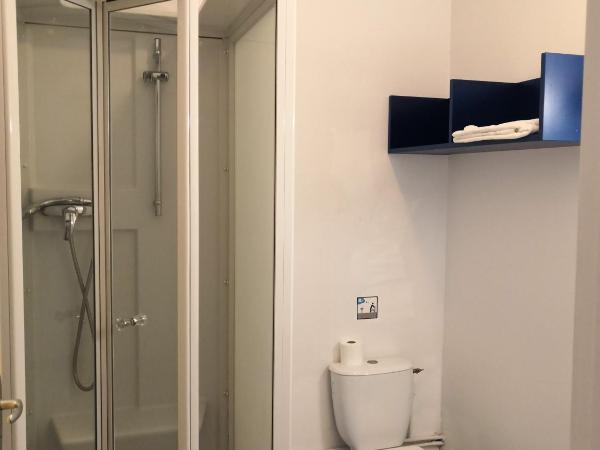 Auberge de Jeunesse HI Amiens : photo 4 de la chambre chambre simple avec salle de bains 