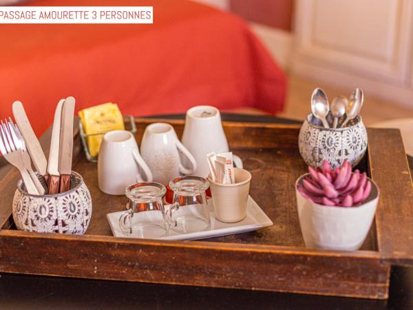 Le Passage : photo 10 de la chambre chambre triple avec salle de bains privative