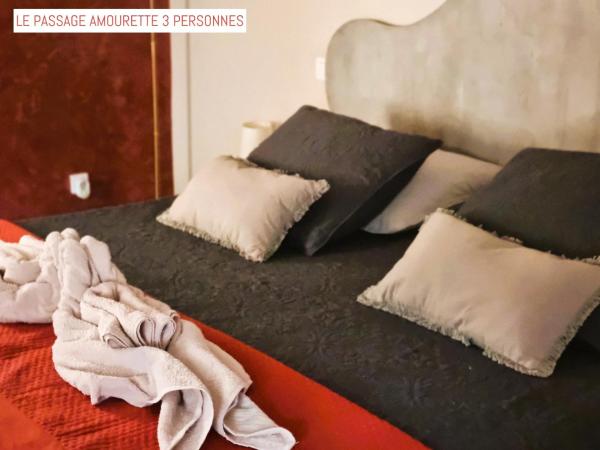 Le Passage : photo 9 de la chambre chambre triple avec salle de bains privative