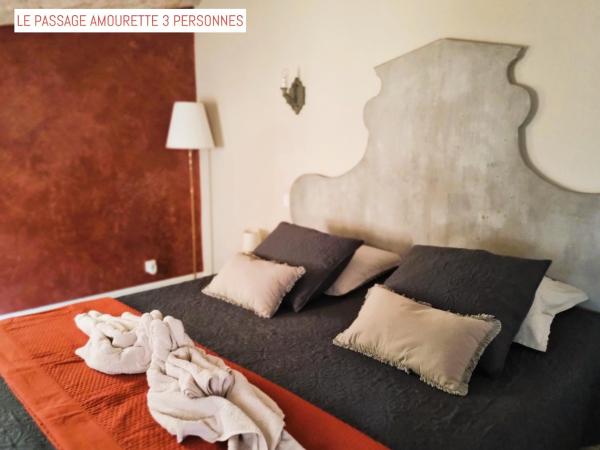 Le Passage : photo 8 de la chambre chambre triple avec salle de bains privative