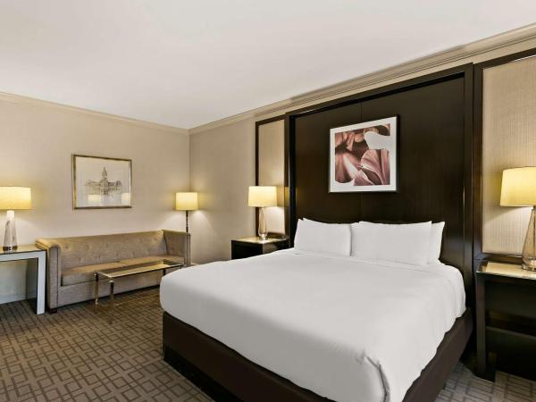 The Royal Sonesta Harbor Court Baltimore : photo 1 de la chambre chambre lit king-size - vue sur port