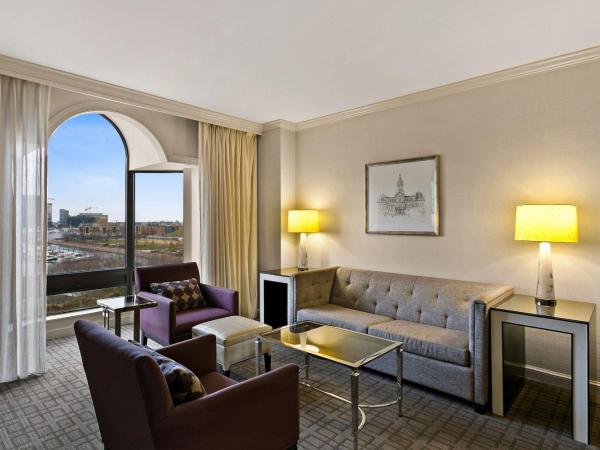 The Royal Sonesta Harbor Court Baltimore : photo 2 de la chambre suite lit king-size premier - vue sur port