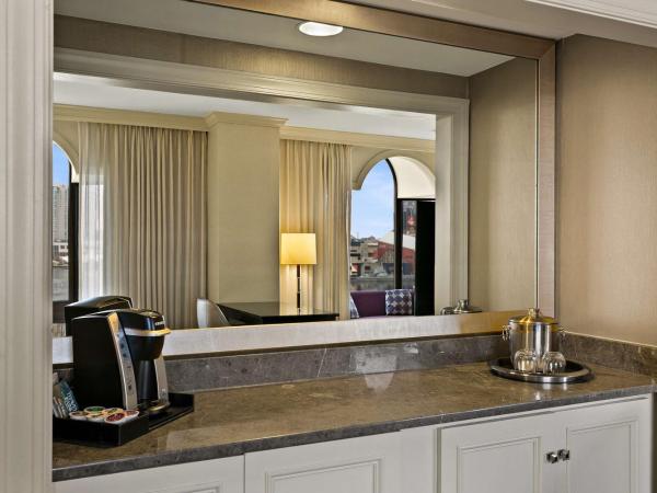 The Royal Sonesta Harbor Court Baltimore : photo 3 de la chambre suite lit king-size premier - vue sur port