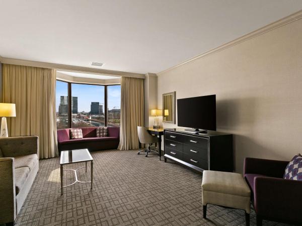 The Royal Sonesta Harbor Court Baltimore : photo 3 de la chambre suite ambassadeur 1 chambre avec douche accessible en fauteuil roulant - accessible aux personnes à mobilité réduite/malentendantes