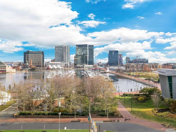 The Royal Sonesta Harbor Court Baltimore : photo 4 de la chambre suite ambassadeur 1 chambre avec douche accessible en fauteuil roulant - accessible aux personnes à mobilité réduite/malentendantes