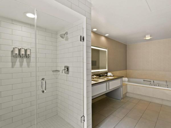 The Royal Sonesta Harbor Court Baltimore : photo 5 de la chambre suite ambassadeur 1 chambre avec douche accessible en fauteuil roulant - accessible aux personnes à mobilité réduite/malentendantes