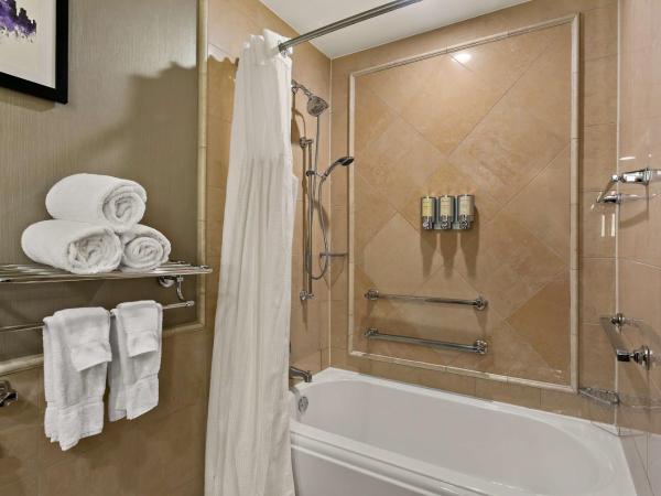 The Royal Sonesta Harbor Court Baltimore : photo 3 de la chambre hébergement deluxe avec 2 lits queen-size et baignoire - accessible aux personnes à mobilité réduite/malentendantes