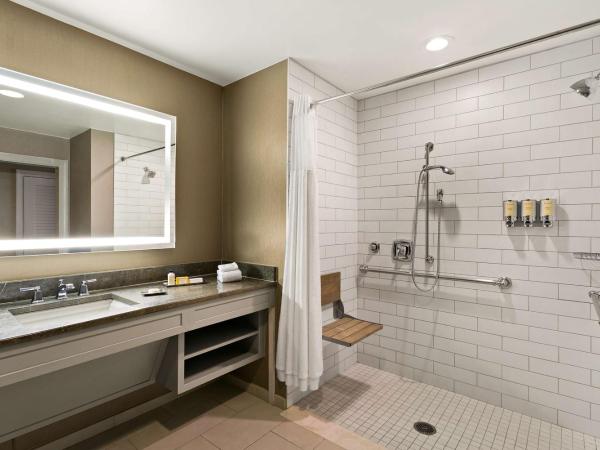 The Royal Sonesta Harbor Court Baltimore : photo 5 de la chambre hébergement avec 2 lits queen-size et douche accessible en fauteuil roulant - adaptée aux personnes à mobilité réduite/malentendantes - vue sur port