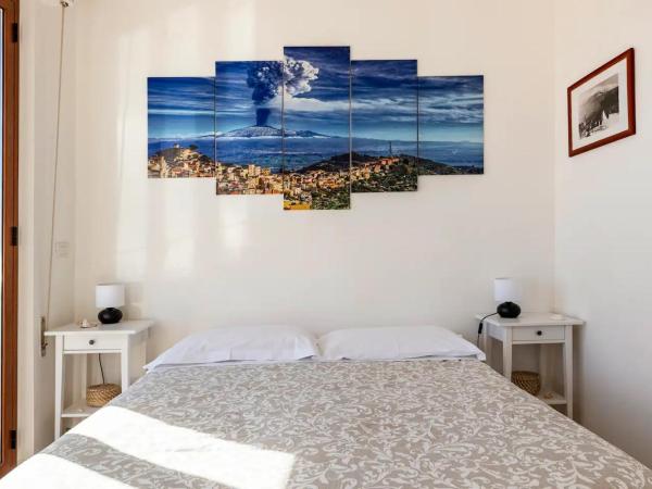 Tauromenion Guest House : photo 3 de la chambre chambre double avec balcon - vue sur mer