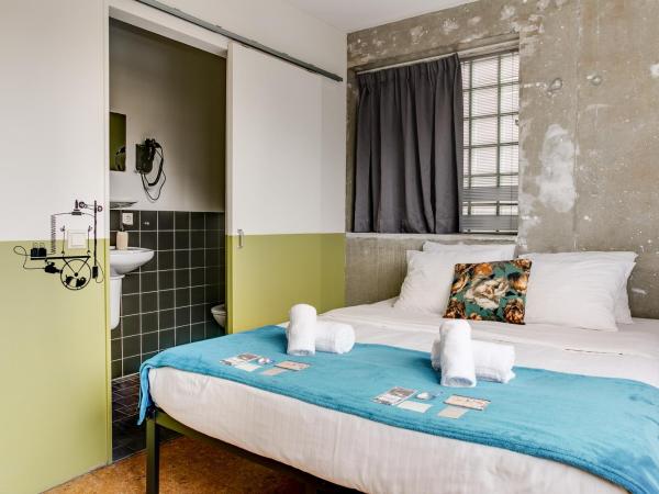 ClinkMama : photo 2 de la chambre chambre double deluxe avec salle de bains privative - vue sur canal