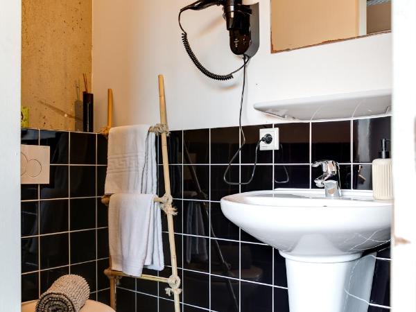 ClinkMama : photo 6 de la chambre chambre double deluxe avec salle de bains privative - vue sur canal