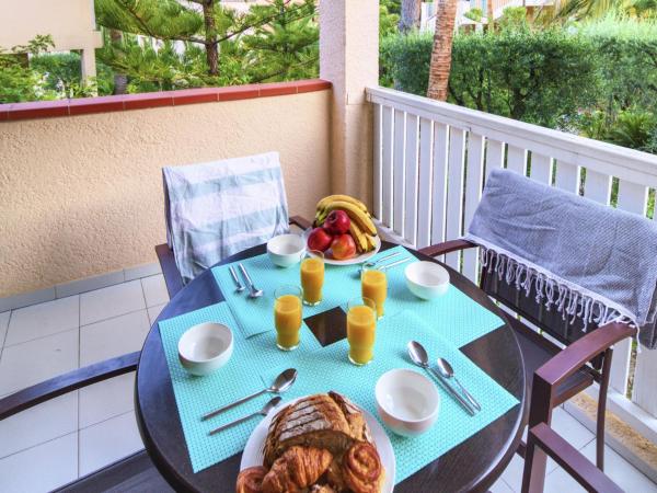 Résidence Pierre & Vacances L'Anse De Pramousquier : photo 1 de la chambre studio avec alcôve et terrasse ou balcon (4 personnes)
