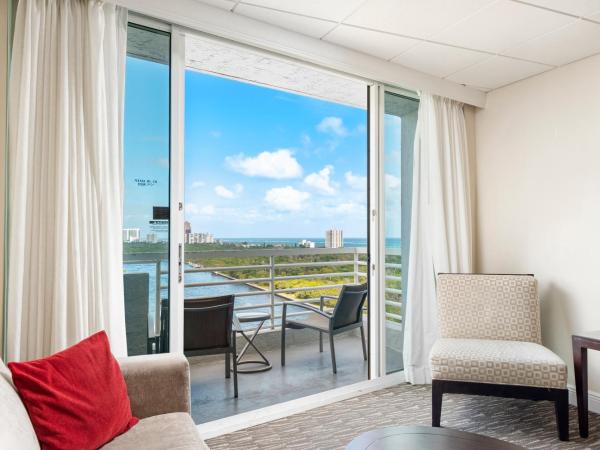 GALLERY One - A DoubleTree Suites by Hilton Hotel : photo 4 de la chambre suite lit king-size avec balcon - vue sur cours d'eau