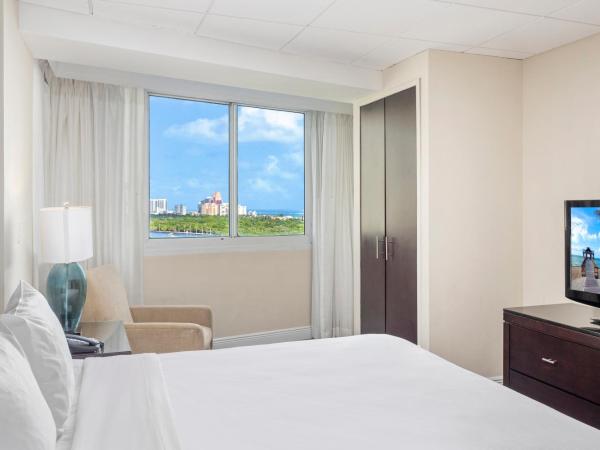 GALLERY One - A DoubleTree Suites by Hilton Hotel : photo 4 de la chambre chambre avec 2 lits queen-size et balcon - vue