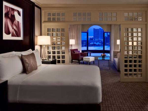 The Royal Sonesta Harbor Court Baltimore : photo 2 de la chambre suite ambassadeur 1 chambre avec douche accessible en fauteuil roulant - accessible aux personnes à mobilité réduite/malentendantes