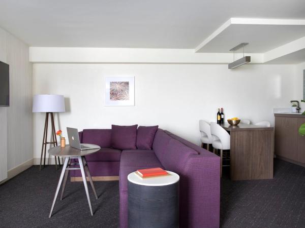 Crowne Plaza Atlanta Perimeter at Ravinia, an IHG Hotel : photo 6 de la chambre suite junior lit king-size