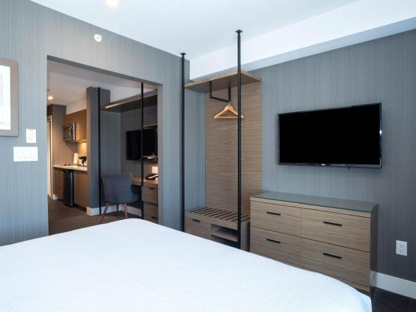 Sandman Signature Calgary Airport Hotel : photo 2 de la chambre signature suite, 1 king bed, sofa bed, kitchenette