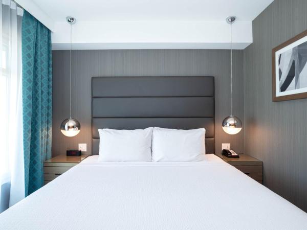 Sandman Signature Calgary Airport Hotel : photo 3 de la chambre signature suite, 1 king bed, sofa bed, kitchenette