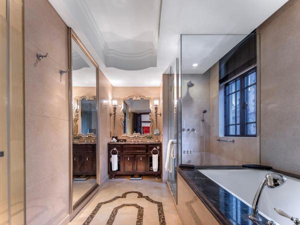 The Yangtze Boutique Shanghai - Free minibar for the first round of the day : photo 3 de la chambre shanghai grand king room - welcome fruit & welcome snacks *1 per stay ( up 2 persons )