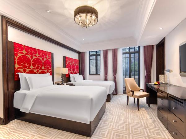 The Yangtze Boutique Shanghai - Free minibar for the first round of the day : photo 1 de la chambre boutique balcony twin room -welcome fruit & welcome snacks *1 per stay ( up 2 persons )