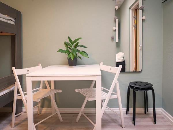 Göteborg Hostel : photo 3 de la chambre family room with shared bathroom with a skylight