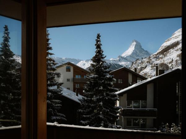 Alpine Hotel Perren : photo 2 de la chambre chambre double deluxe - vue sur mont cervin