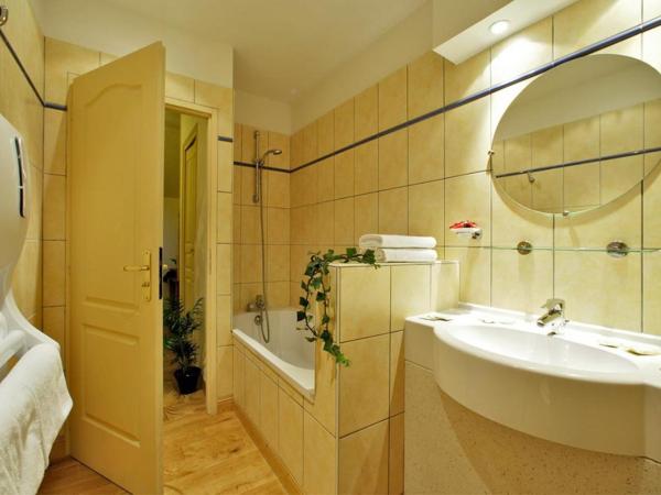 La Villa des Consuls - Gîte de tourisme de charme : photo 4 de la chambre grande chambre double (2ème Étage)