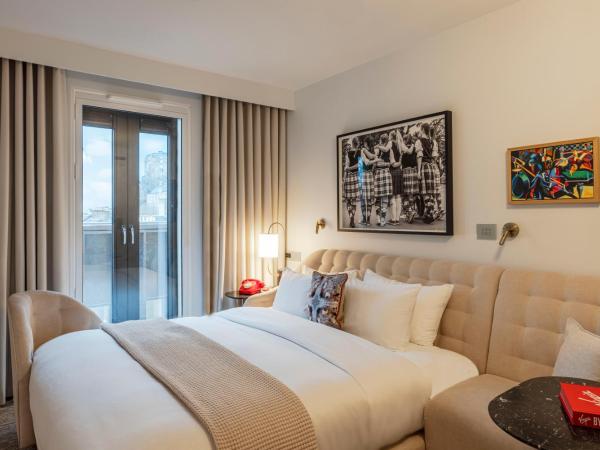 Virgin Hotels Edinburgh : photo 1 de la chambre chambre lit king-size - vue sur château