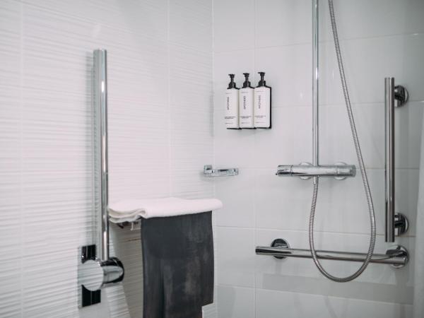 Crowne Plaza - Belfast, an IHG Hotel : photo 5 de la chambre chambre lit king-size standard - accessible aux personnes à mobilité réduite