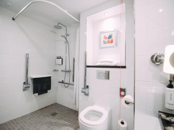 Crowne Plaza - Belfast, an IHG Hotel : photo 4 de la chambre chambre lit king-size standard - accessible aux personnes à mobilité réduite