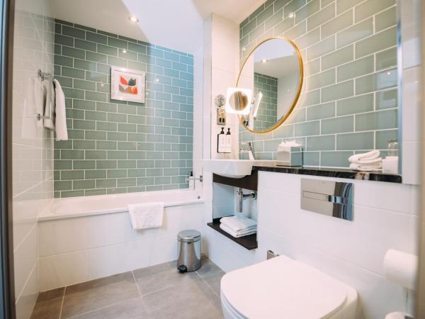 Crowne Plaza - Belfast, an IHG Hotel : photo 8 de la chambre suite 1 chambre lit king-size avec canapé-lit