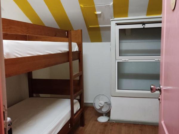 Meeting Hostel : photo 1 de la chambre chambre lits jumeaux standard avec salle de bains commune