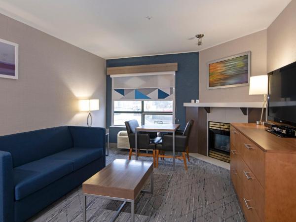 Holiday Inn Express Kamloops, an IHG Hotel : photo 4 de la chambre suite lit king-size avec baignoire spa