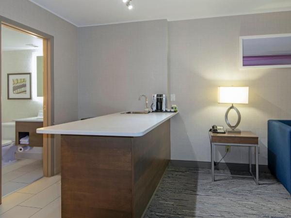 Holiday Inn Express Kamloops, an IHG Hotel : photo 6 de la chambre suite lit king-size avec baignoire spa