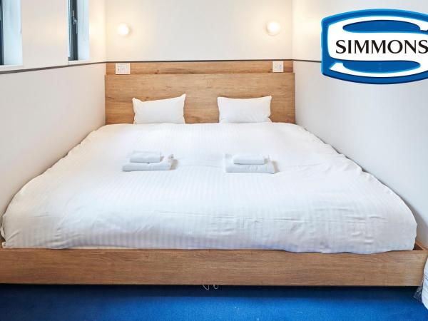 WeBase Hakata Hostel : photo 6 de la chambre chambre lit king-size avec salle de bains commune