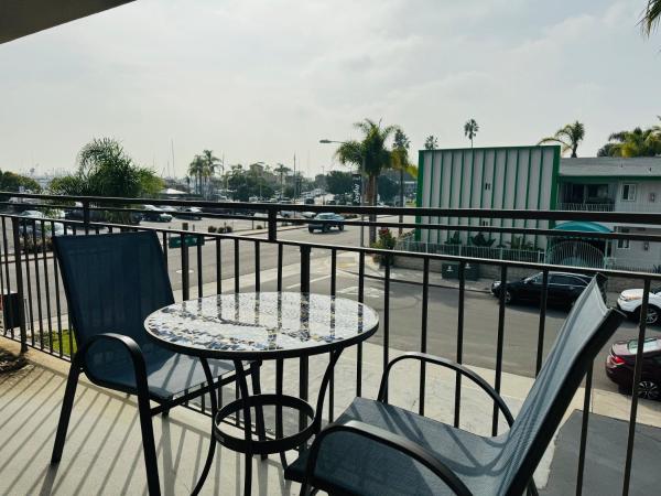 Ramada by Wyndham San Diego Airport : photo 8 de la chambre chambre lit king-size avec balcon - non-fumeurs