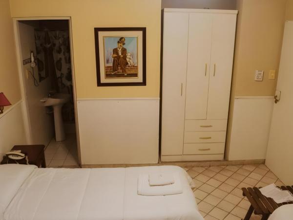 Hotel Nuevo CASABLANCA : photo 3 de la chambre chambre double avec salle de bains privative