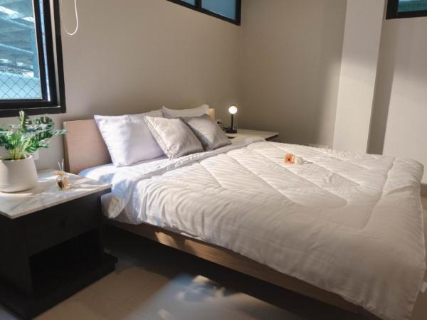 BnB98 Silom Hotel - 1 minutes from SKY TRAIN Sala Daeng station and SUBWAY Silom station : photo 4 de la chambre chambre lit king-size