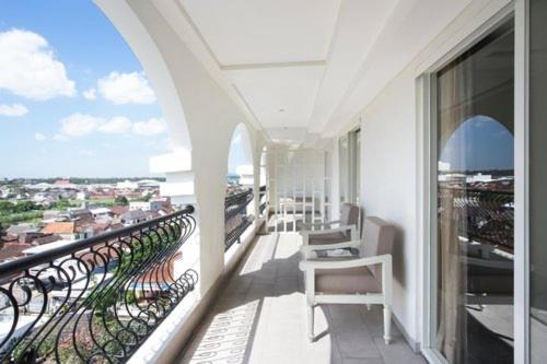 Grand Rohan Jogja : photo 5 de la chambre suite lit king-size avec balcon