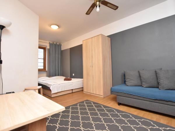 DUKES Hostel - Pokoje prywatne, RYNEK : photo 1 de la chambre chambre quadruple avec salle de bains commune