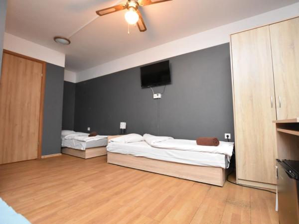 DUKES Hostel - Pokoje prywatne, RYNEK : photo 4 de la chambre chambre quadruple avec salle de bains commune