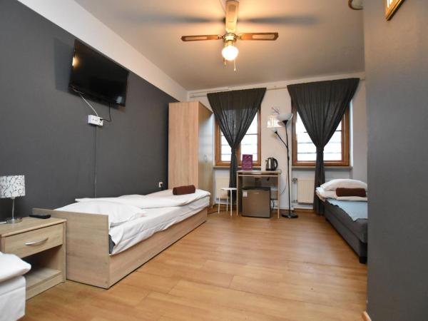 DUKES Hostel - Pokoje prywatne, RYNEK : photo 2 de la chambre chambre quadruple avec salle de bains commune