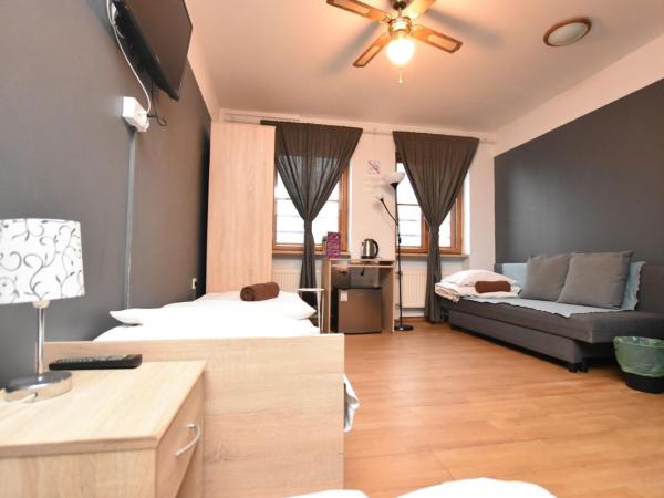 DUKES Hostel - Pokoje prywatne, RYNEK : photo 1 de la chambre chambre quadruple avec salle de bains commune