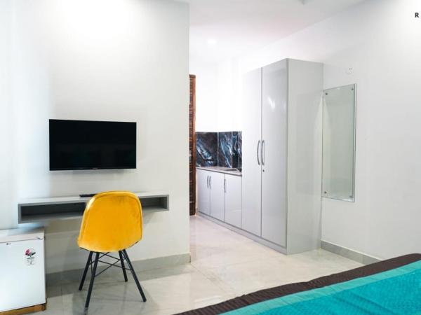 RentDoor- Luxury studio service apartment Sector -46 : photo 2 de la chambre chambre deluxe (2 adultes + 1 enfant)