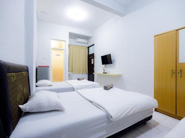 Marcello Residence Siwalankerto near Petra University Surabaya Mitra RedDoorz : photo 4 de la chambre chambre triple