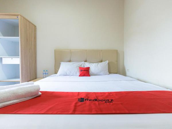 RedDoorz at Osuko Residence Sukomanunggal Jaya : photo 6 de la chambre chambre double standard