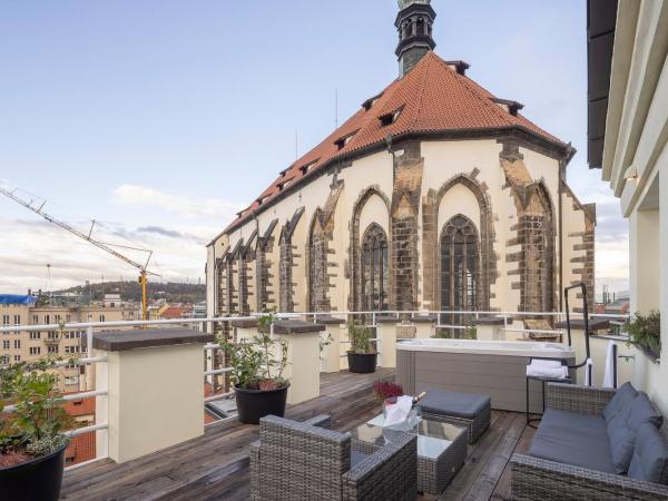 Pytloun Boutique Hotel Prague : photo 9 de la chambre suite junior avec baignoire spa et terrasse