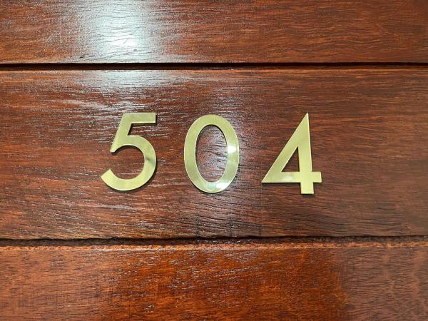 BnB98 Silom Hotel - 1 minutes from SKY TRAIN Sala Daeng station and SUBWAY Silom station : photo 1 de la chambre chambre deluxe double ou lits jumeaux