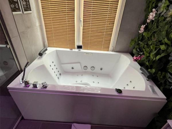 Au 30 : photo 3 de la chambre suite avec baignoire spa