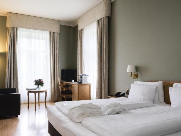 Grand Hotel Beau Rivage Interlaken : photo 7 de la chambre chambre lit king-size de luxe - vue sur montagne